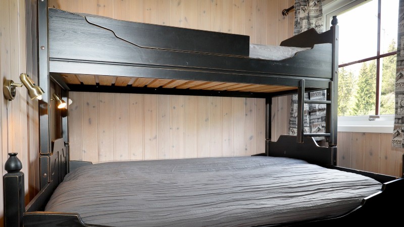 Familjesäng med 150cm bred underslaf. För att bo 6 personer i denna enhet delas underslafen av 2 personer.